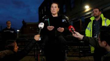 TAKLIMAT: Timbalan Ketua Konstabel Pippa Mills dari Polis Essex bercakap di luar balai polis Grays selepas 39 mayat ditemui di dalam trak di Grays, Essex, Britain kelmarin. — Gambar Peter Nicholls/Reuters