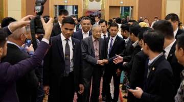 LAWATAN RASMI:Tun Dr Mahathir disambut rakyat Malaysia yg menetap di Turkmenistan pada Majlis Makan Malam Bersama Rakyat Malaysia di sini sempena lawatan rasmi dua hari di Ashgabat malam semalam. — Gambar Bernama