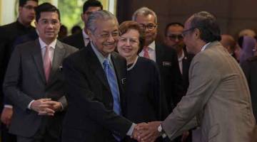 INSTITUSI KUKUH: Dr Mahathir diiringi Pengerusi Kumpulan PNB Tan Sri Dr Zeti Aziz bersalaman bersama peserta yang hadir pada PNB Corporate Summit 2019  di  Kuala Lumpur, semalam. — Gambar Bernama