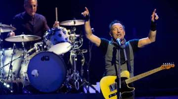 GUNA LIRIK SUARAKAN KERAGUAN: Gambar fail yang diambil pada 11 Julai 2016 menunjukkan  Springsteen membuat persembahan bersama  The E Street Band di AccorHotels Arena di Paris. Walaupun lagu-lagu Springsteen adalah bahagian yang bertenaga dalam buku lagu kontemporari di Amerika, dia kerap menggunakan lirik-liriknya untuk menyuarakan keraguannya yang mendalam tentang ungkapan ‘American dream’. — Gambar AFP