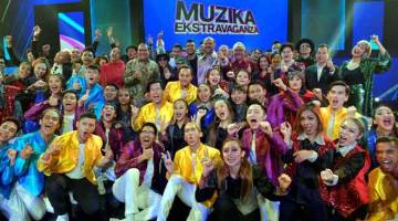 MUZIKA EKSTRAVAGANZA: Gobind dan S. Iswaran bergambar bersama artis dari Malaysia dan Singapura selepas berakhirnya Muzika Ekstravaganza baru-baru ini. — Gambar Bernama