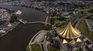 Pemandangan Bangunan Dewan Undangan Negeri (DUN) Sarawak dari atas - Gambar fail Bernama