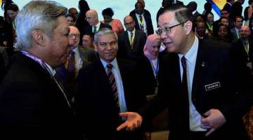 RAMAH MESRA: Lim (kanan) bercakap dengan ketua pegawai eksekutif Inland Revenue Board Malaysia Datuk Seri Sabin Samitah selepas Persidangan Teknikal Tahunan Persatuan Pentadbir Cukai (CATA) 2019 di George Town, semalam. — Gambar Bernama