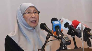 UCAPAN: Dr Wan Azizah menyampaikan ucapan penutup Simposium Persaingan Setara Kos Sara Hidup semalam. — Gambar Bernama