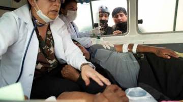 CEDERA PARAH: Penunjuk perasaan yang cedera menerima rawatan di dalam ambulans semasa protes di Sacaba, pinggir Cochabamba, Bolivia kelmarin. — Gambar Reuters