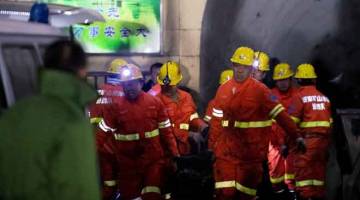 DARURAT: Anggota bomba menjalankan kerja menyelamat selepas letupan di lombong batu arang di daerah Pinyao, wilayah Shangxi, China semalam. — Gambar Wei Liang-CNS/Reuters 