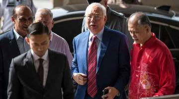 TENANG: Najib (dua kanan) tiba pada hari kedua perbicaraan berhubung kes pindaan laporan Audit 1Malaysia Development Berhad (1MDB) yang dihadapi beliau bersama Arul Kanda di Kompleks Mahkamah Kuala Lumpur semalam. — Gambar Bernama