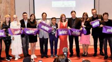 PROMOSI MESEJ POSITIF: Prof Datuk Dr Jayles Yeoh (tujuh kanan) bersama tetamu yang lain bergambar bersama selepas majlis pelancaran IMVAF 2020 di Kuala Lumpur kelmarin. Turut kelihatan Excella Chong (enam kanan). — Gambar Bernama