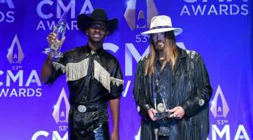 MENANG: Lil Nas X dan Billy Ray Cyrus. — Gambar Reuters