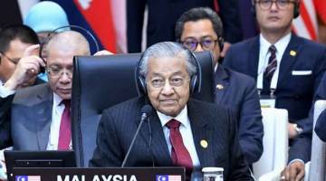 TINGKAT KEMAJUAN: Tun Dr Mahathir Mohamad bercakap pada sesi Pleno 11 Sidang Kemuncak Peringatan ASEAN-Korea Selatan 2019 semalam. — Gambar Bernama