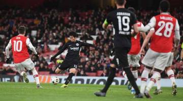 AKSI SEBENAR: Sebahagian daripada babak-babak aksi perlawanan Liga Europa di antara Arsenal dan Frankfurt di Stadium Emirates di London. — Gambar AFP