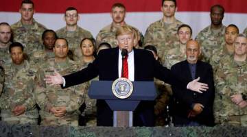 BERSEMANGAT: Trump menyampaikan ucapan kepada tentera AS sempena Hari Kesyukuran ketika melakukan lawatan mengejut ke Bagram Airfield di Afghanistan kelmarin. — Gambar Tom Brenner/Reuters