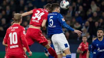 SENGIT: Sebahagian daripada babak-babak aksi perlawanan Bundesliga di antara Schalke 04 dan Union Berlin di Gelsenkirchen. — Gambar AFP