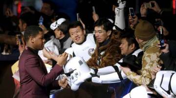 GAMBAR FAIL: John Boyega (kiri) semasa tiba untuk tayangan perdana China filem ‘Star Wars: The Force Awakens’ di Shanghai, China, pada 27 Disember 2015. — Gambar Reuters