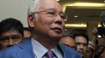BERI KETERANGAN: Najib tiba di Kompleks Mahkamah Kuala Lumpur semalam bagi memberi keterangan membela diri buat pertama kalinya berhubung tujuh pertuduhan menyeleweng RM42 juta daripada dana SRC International Sdn Bhd. — Gambar Bernama