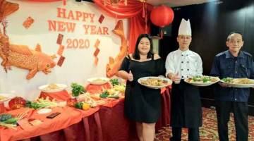 SEDIA DITEMPAH: (Dari kiri) Flora, Tok Jack dan Penasihat Kuching Park Hotel Louis Liaw menunjukkan menu hidangan yang menyelerakan.