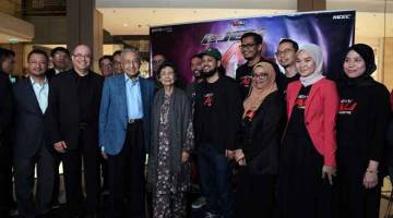 TERBAIK: Perdana Menteri Tun Dr Mahathir Mohamad dan isteri Tun Dr Siti Hasmah Mohd Ali bersama Pengerusi Kumpulan Media Prima Bhd Datuk Syed Hussian Syed Junid (dua kiri) bergambar dengan sebahagian pelakon alih suara filem animasi Ejen Ali The Movie ketika meluangkan masa menonton filem tersebut di GSC Pavillion malam kelmarin. — Gambar Bernama