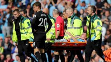 SERIUS: Gambar fail ini menunjukkan Laporte diusung keluar padang selepas mengalami kecederaan pada perlawanan di antara Man City dan Brighton di Stadium Etihad. — Gambar Reuters