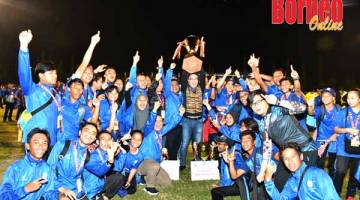 JUARA: Phoong menjuang piala juara SAGA IX 2019 bersama kontinjen Kota Kinabalu.