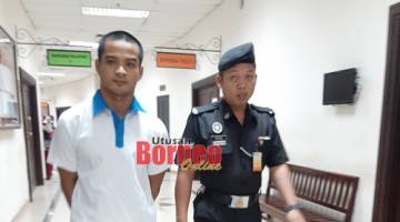 Tertuduh ketika diiring pegawai penjara di lobi Mahkamah Kuching, hari ini.