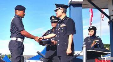 CEMERLANG: Fadzillah menyampaikan anugerah kepada salah seorang pelatih polis bantuan yang cemerlang sepanjang mengikuti Kursus Asas Polis Bantuan Siri 4/ 2019.