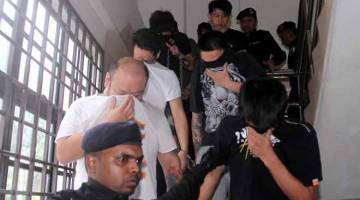 DIDAKWA: Antara sembilan individu didakwa di Mahkamah Sesyen Johor Bahru, semalam, atas tuduhan mengganggotai kumpulan jenayah terancang ‘Geng Jackie’ untuk kegiatan pelacuran sejak kira-kira tiga tahun lalu. — Gambar Bernama