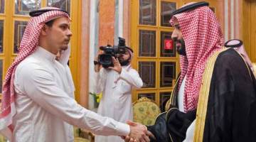 PERTEMUAN: Gambar fail serahan SPA pada 23 Oktober lalu menunjukkan Putera Mahkota Mohammed bin Salman (kanan) bertemu ahli keluarga Khashoggi di Riyadh. -— Gambar AFP