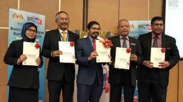 DI LANDASAN: Mohd Uzir (tengah) menunjukkan Laporan Awal Banci Perdagangan Borong dan Runcit 2019  (WRC 2019) yang dilancarkan di Kuala Lumpur semalam.  — Gambar Bernama