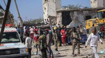 BERKAWAL: Askar Somalia berjaga-jaga di tempat kejadian serangan bom kereta di Mogadishu, kelmarin. — Gambar AFP