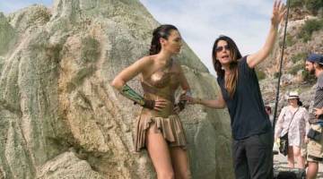 KUASA WANITA: Gambar fail menunjukkan Patty Jenkins (kanan) dan Gal Gadot semasa berada di lokasi filem pertama ‘Wonder Woman’.