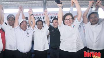 CALON: Shafie (tiga kiri), Karim (dua kiri) bersama barisan kepimpinan kerajaan dan WARISAN selepas pengumuman calon WARISAN.