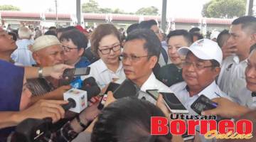 SHAFIE ditemui wartawan sejurus mengumumkan Karim (dua kanan) sebagai calon WARISAN bagi PRK Parlimen Kimanis