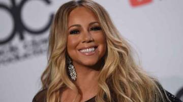REKOD BAHARU: Gambar fail yang diambil pada 31 Disember 2017 menunjukkan Mariah Carey membuat persembahan semasa sambutan Ambang Tahun Baharu di Times Square, New York. Mariah Carey mencipta sejarah sebagai artis pertama mengungguli carta Billboard dalam empat dekad berasingan. — Gambar AFP