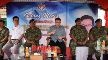 Liew (tiga kanan) semasa sidang media selepas mengadakan lawatan kerja di Kem RASCOM di Sibu.