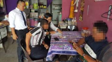 Sekitar operasi penguatkuasaan larangan merokok di premis makanan di bahagian Samarahan, semalam.