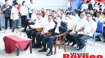 BINCANG: Guan Eng berkata sesuatu kepada Shafie pada majlis berkenaan.