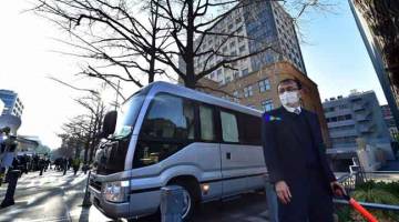 DIBICARA: Bas penjara dipercayai membawa Uematsu dilihat meninggalkan pekarangan  Mahkamah Daerah Yokohama di Yokohama, Jepun semalam. — Gambar Kazuhiro Nogi/AFP