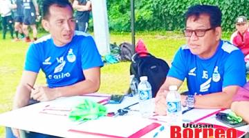 JURULATIH: Billy (kiri) bersama Justin semasa sesi pemilihan skuad bawah 21 dan bawah 19 tahun Sabah di kompleks Sukan Kota Kinabalu.