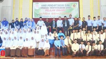 PELAJAR: Pelajar baharu tingkat satu bersama pihak pengurusan MRSM Semporna.