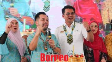 POTONG KEK: Jamawi bersama Azis, dan Nurita memotong kek Krismas dan Tahun baharu sebagai simbol pelancaran sambutan berkenaan.
