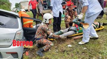 MANGSA: Pihak bomba berjaya mengeluarkan mangsa dan dikejarkan ke hospital Semporna.