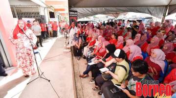 AMANAT: Rina menyampaikan amanat beliau ketika berucap dalam perjumpaan bersama jentera di Pejabat BERSATUNOMBOR DUA: Rina bersama Arifin dan Azizah bersorak sambil menunjukkan isyarat 'dua' sempena majlis itu. Bahagian Kimanis.