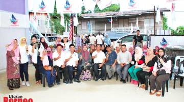 KENANGAN: Jaujan (duduk tengah) bersama Ahli Dewan Undangan Negeri (ADUN) Bongawan Dr Daud Yusof serta tetamu kehormat lain merakamkan gambar kenangan.