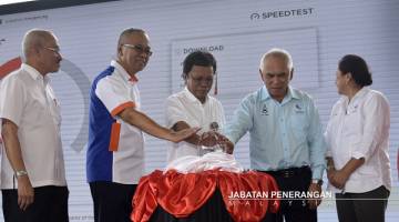 LANCAR: Shafie (tengah) melancarkan perkhidmatan Unifi Peringkat daerah Bongawan.