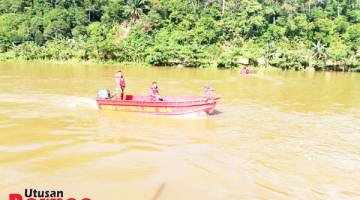 CARI: Pasukan SAR semasa melakukan pencarian di permukaan Sungai Padas.