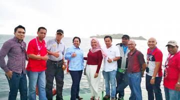 ROMBONGAN: Dr. Fary (empat kiri) bersama peserta rombongan Program Cruise Trip anjuran Perbadanan Labuan baru-baru ini.