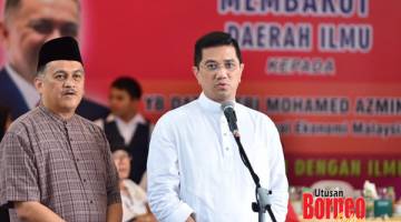 BERUCAP: Azmin berucap pada majlis itu.