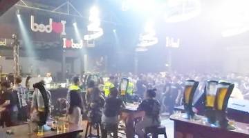 OPERASI: Polis memeriksa 112 individu di sebuah premis hiburan di Kota Kinabalu menerusi serbuan Ops Noda/Cantas/Tapis.