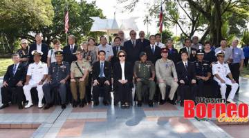 KENANGAN: Christina merakamkan gambar kenangan bersama hadirin semasa Upacara Memperingati Mangsa-Mangsa Perang Petagas Peringkat Negeri Sabah 2020.