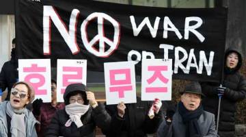 LANTANG: Aktivis membawa sepanduk dan kain rentang tertera bantahan terhadap kerahan tentera ke Teluk Hormuz semasa mengadakan rali mengecam keputusan kerajaan berhampiran kedutaan AS di Seoul, semalam. — Gambar AFP
